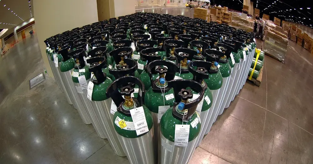 Cilindros de oxigênio medicinal alinhados: cuidados com oxigênio em casa