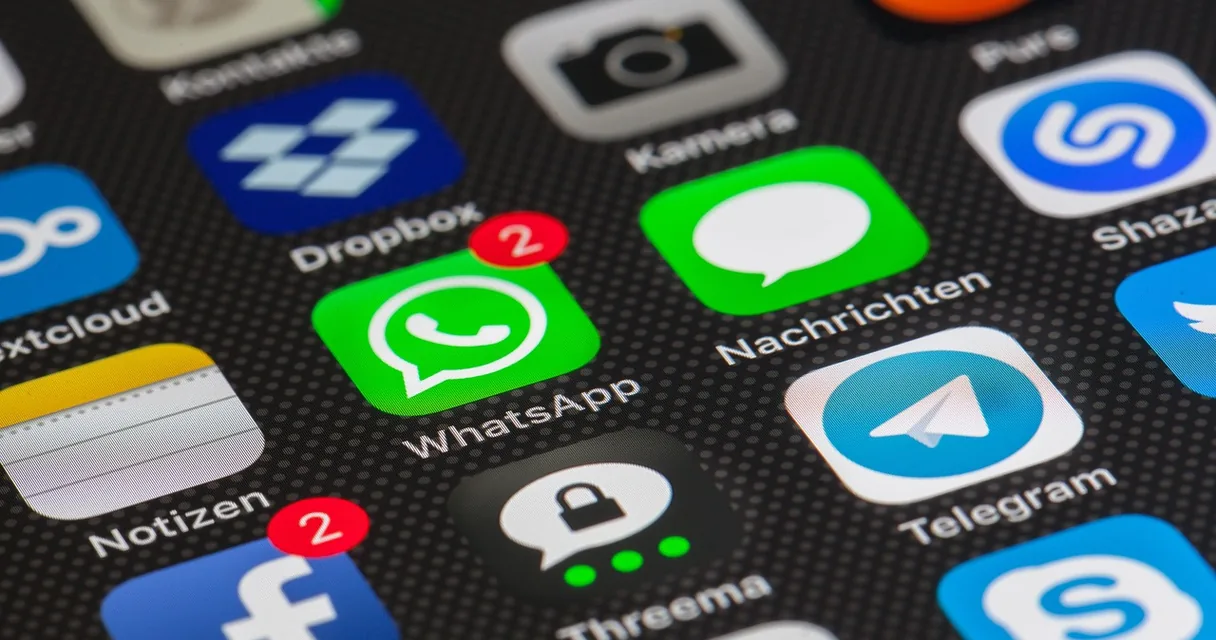 Tela de celular com ícones de aplicativos, entre eles o WhatsApp