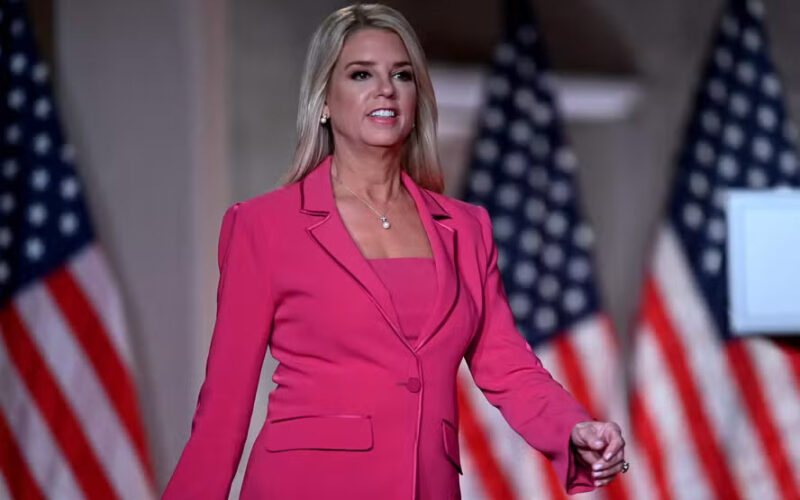 Bondi depõe e defende Trump no caso Epstein