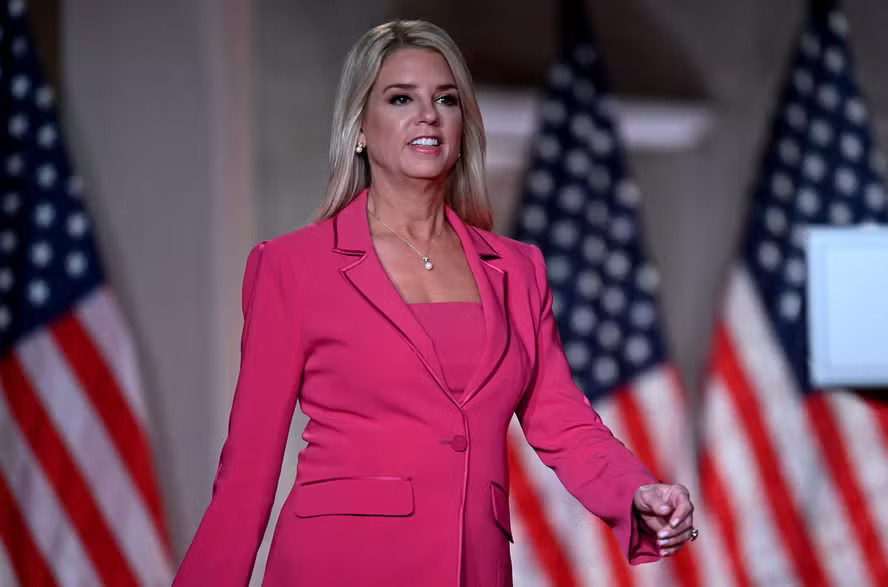 Bondi depõe e defende Trump no caso Epstein