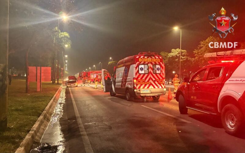 Fiat Punto pega fogo no Eixão Sul e interdita três faixas