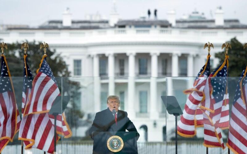 Governo Trump usa tiroteio para defender salão de baile na Casa Branca