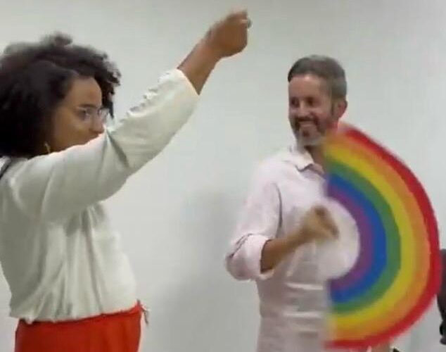 Grass aprende a bater leque em campanha no DF