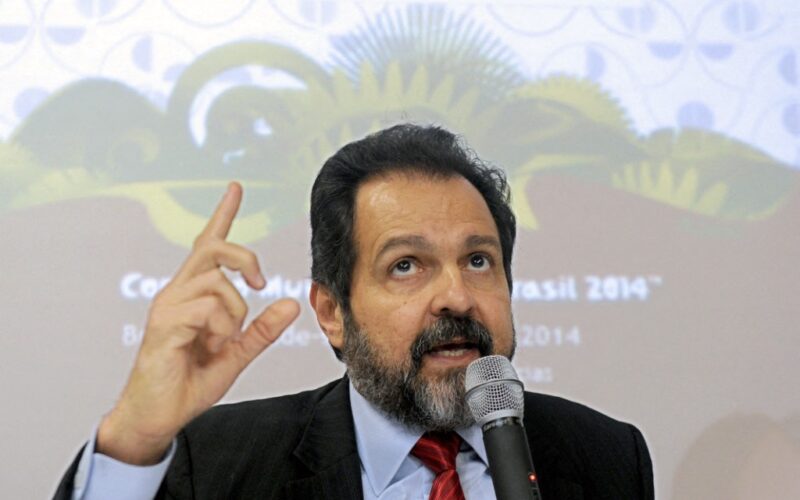 PT fecha chapa proporcional no DF; Agnelo concorre