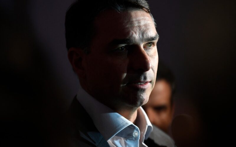 Flávio quer base para mudar Constituição e defende menos ministérios