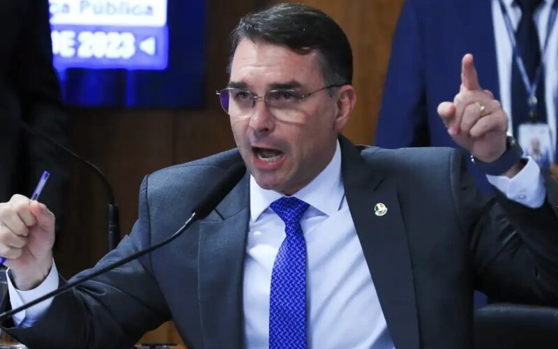 Flávio vê perseguição estatal em ação contra produtora de filme de Bolsonaro