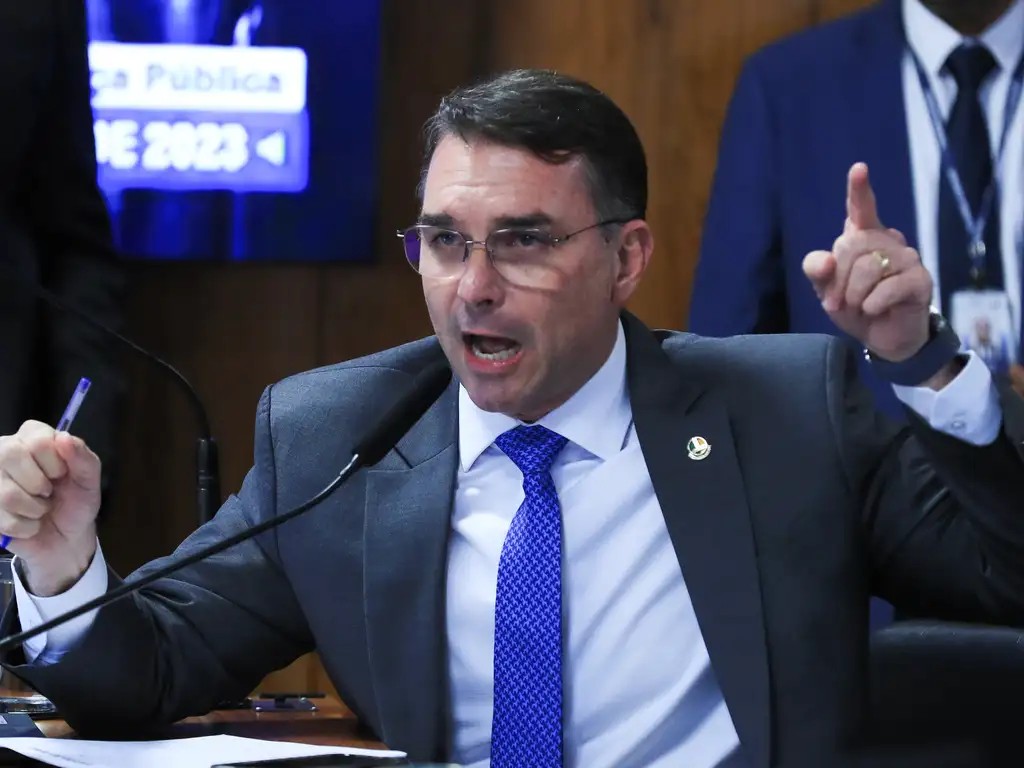 Flávio vê perseguição estatal em ação contra produtora de filme de Bolsonaro