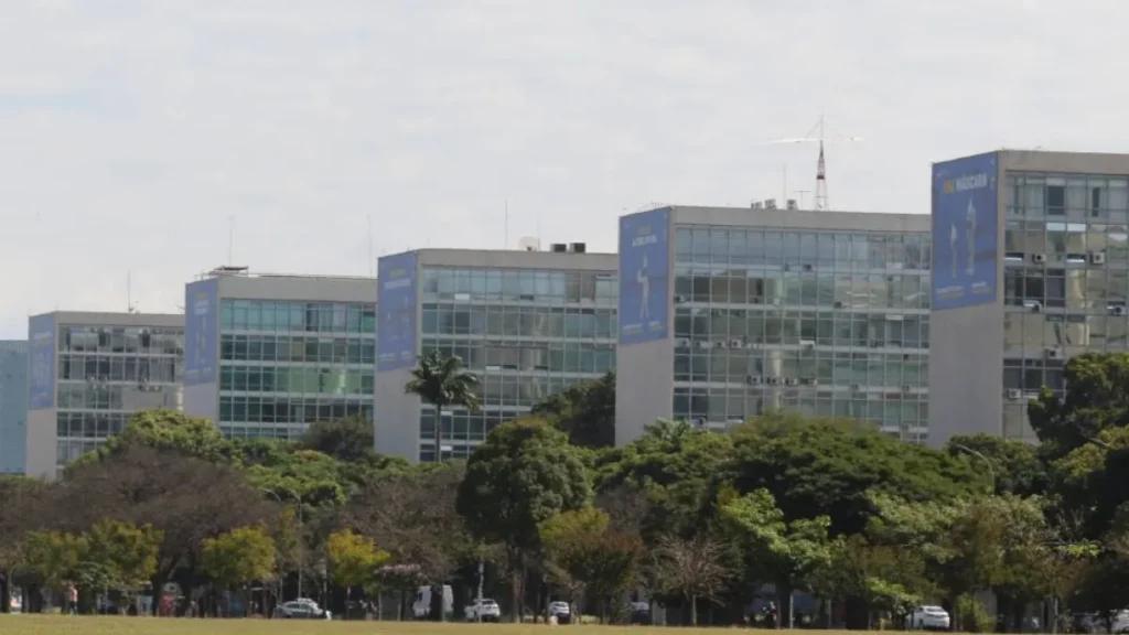 Governo libera servidores mais cedo em jogos do Brasil