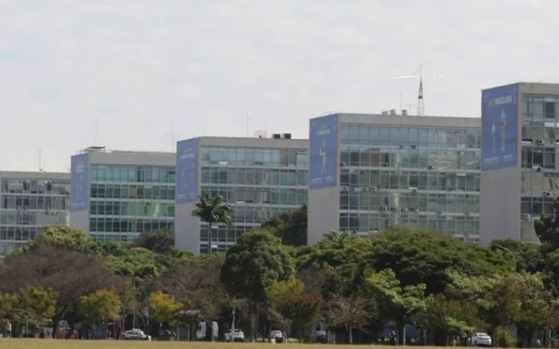 Governo libera servidores mais cedo em jogos do Brasil