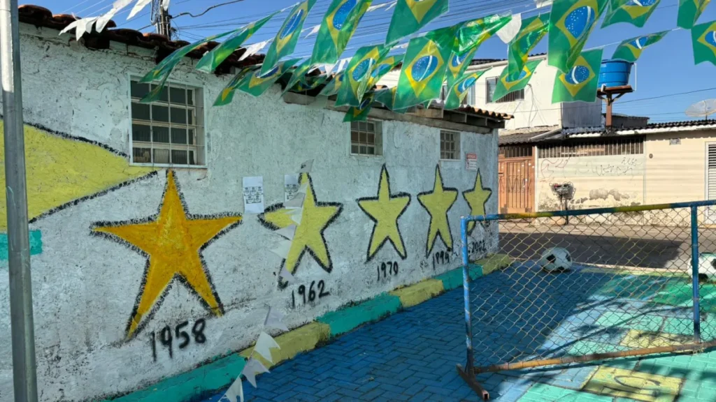 Moradores do Cruzeiro transformam beco em ponto de torcida pela Copa
