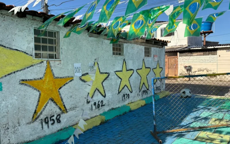 Moradores do Cruzeiro transformam beco em ponto de torcida pela Copa