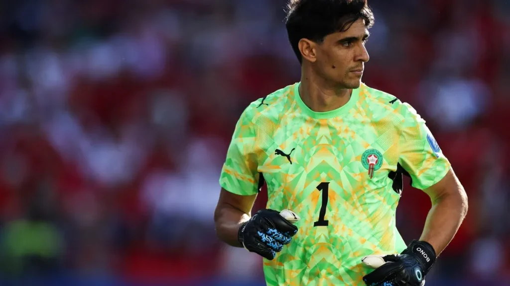 Bono rejeitou Canadá e enfrenta país natal na Copa