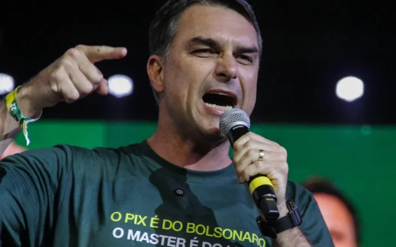 Flávio diz cumprir papel de Lula nos EUA e adia volta por tarifas