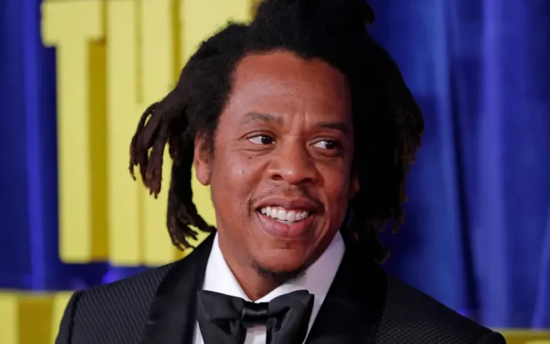 Rihanna volta ao palco em show de Jay-Z e brinca: 'Estou enferrujada