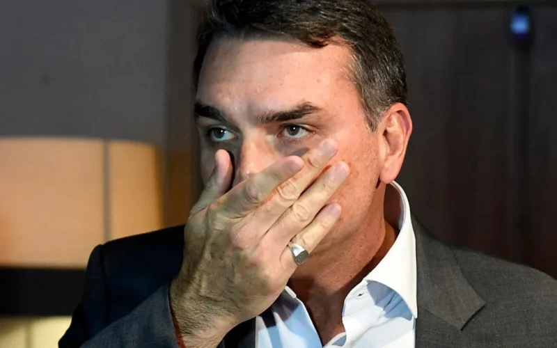 Flávio Bolsonaro recorre ao STF contra proibição de visitas ao pai