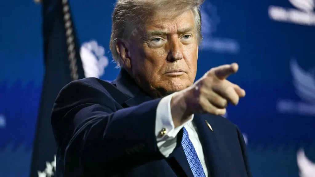 Trump pede cassação de licenças de emissoras que boicotaram seu discurso
