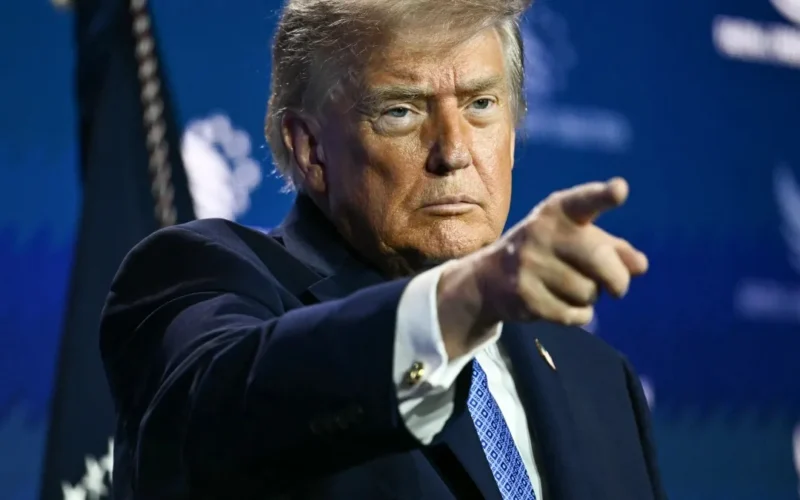 Trump pede cassação de licenças de emissoras que boicotaram seu discurso