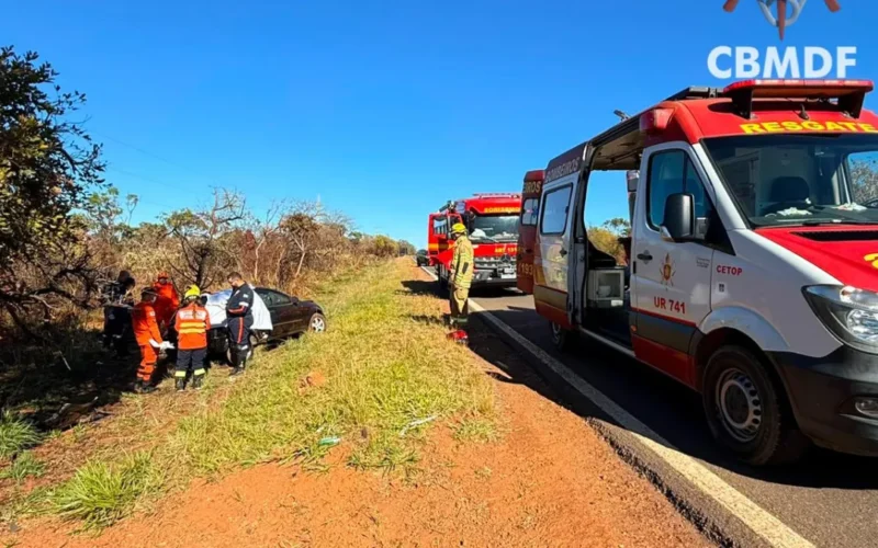 Mulher morre em acidente na DF-190 após carro bater em árvore