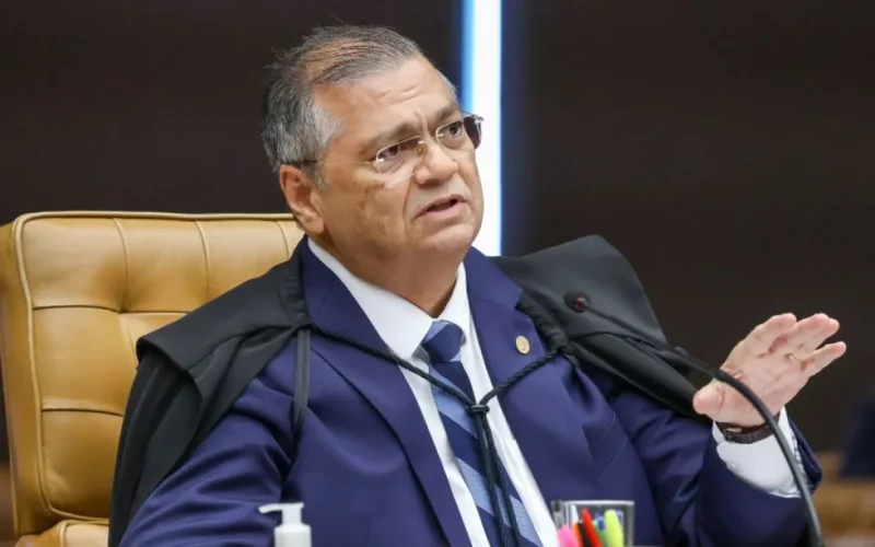 Dino ordena prisão domiciliar de secretário do MA