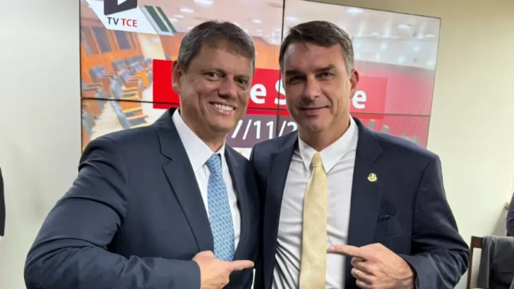 Flávio Bolsonaro muda QG de campanha para SP e se aproxima de Tarcísio