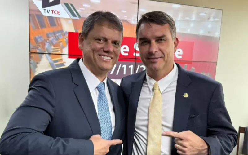 Flávio Bolsonaro muda QG de campanha para SP e se aproxima de Tarcísio