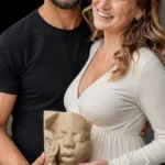 Julio Rocha segura 4º filho no colo em réplica 3D
