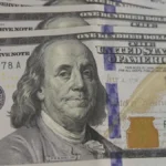 Dólar abre estável com IPCA-15 abaixo do esperado e Fed no radar