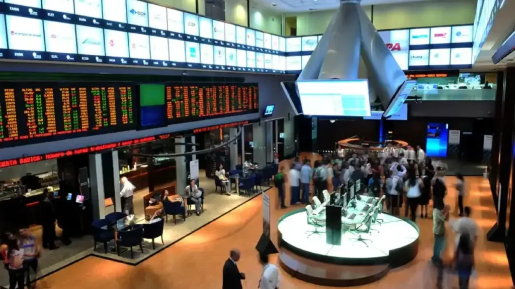 Bolsa abre com 3h de atraso; dólar sobe com Fed e balanços