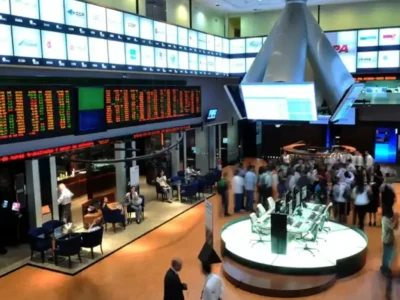 Bolsa abre com 3h de atraso; dólar sobe com Fed e balanços