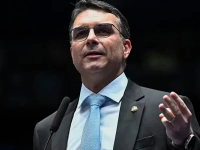 Flávio Bolsonaro alega 'guerra psicológica' contra sua campanha