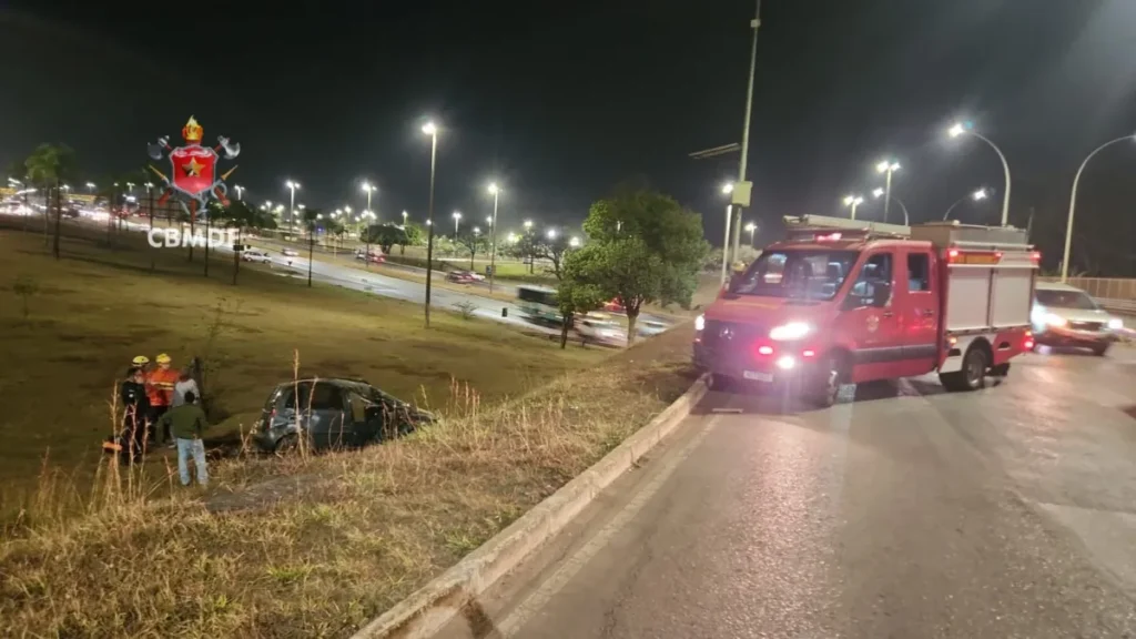 Carro capota na EPIA Sul e motorista é socorrido pelo Samu