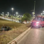 Carro capota na EPIA Sul e motorista é socorrido pelo Samu