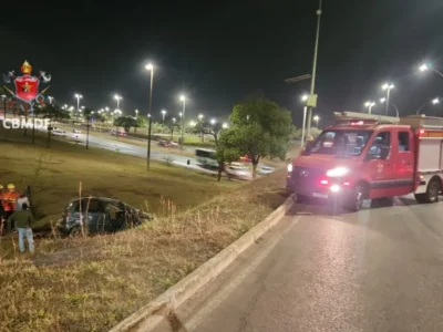 Carro capota na EPIA Sul e motorista é socorrido pelo Samu