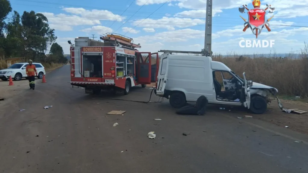 Acidente com carro e Fiorino fere 4 no DF-440, em Sobradinho