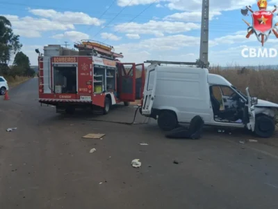 Acidente com carro e Fiorino fere 4 no DF-440, em Sobradinho