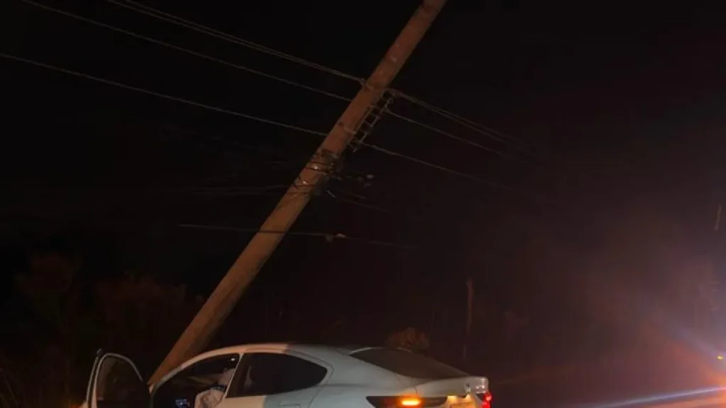 Carro bate em poste no Altiplano Leste e motorista não se fer