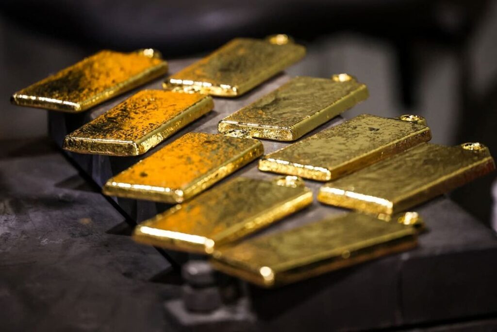 Ouro fecha em alta acima de US$ 4.400 com foco no Fed
