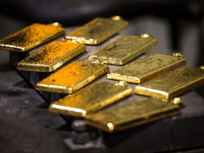 Ouro fecha em alta acima de US$ 4.400 com foco no Fed
